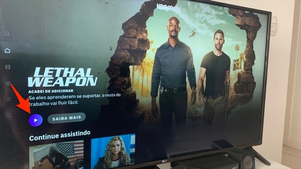 Ação para iniciar um título no app HBO Max na TV da LG — Foto: Reprodução/Marvin Costa