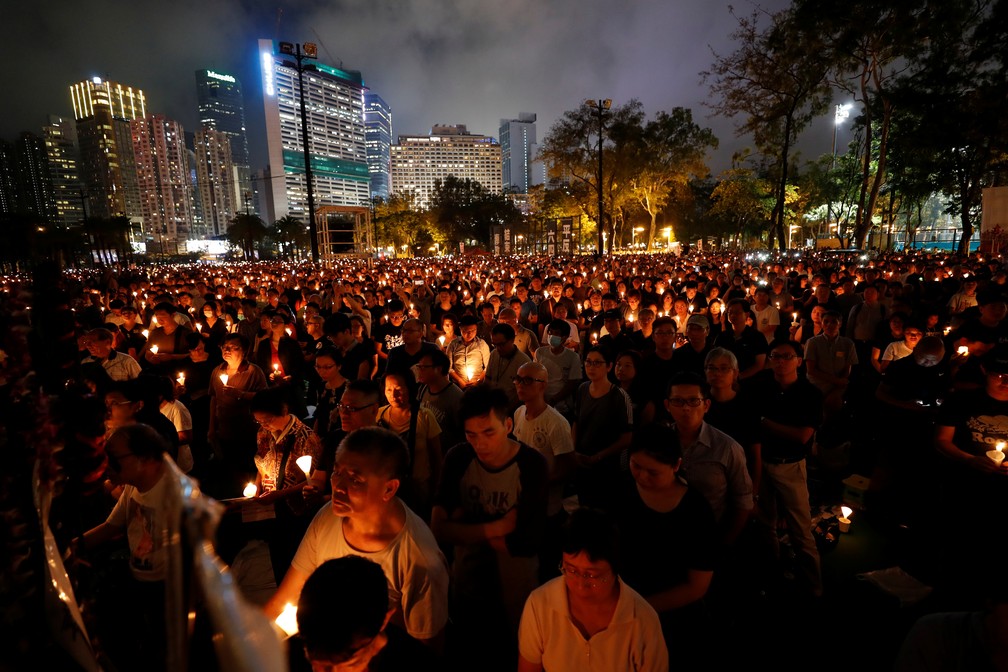Milhares de pessoas participaram de uma vigília à luz de velas no Parque Victoria, em Hong Kong, pelos manifestantes que foram vítimas da brutalidade do governo chinês há três décadas na Praça da Paz Celestial, em Pequim.  — Foto: Tyrone Siu/Reuters