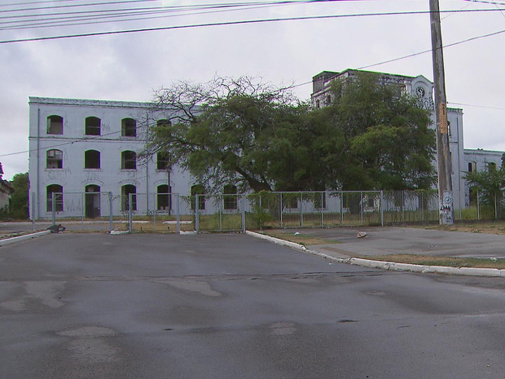 Casal deixava o estacionamento da antiga Fábrica Tacaruna de carro, quando foi abordado por homem armado — Foto: Reprodução/TV Globo