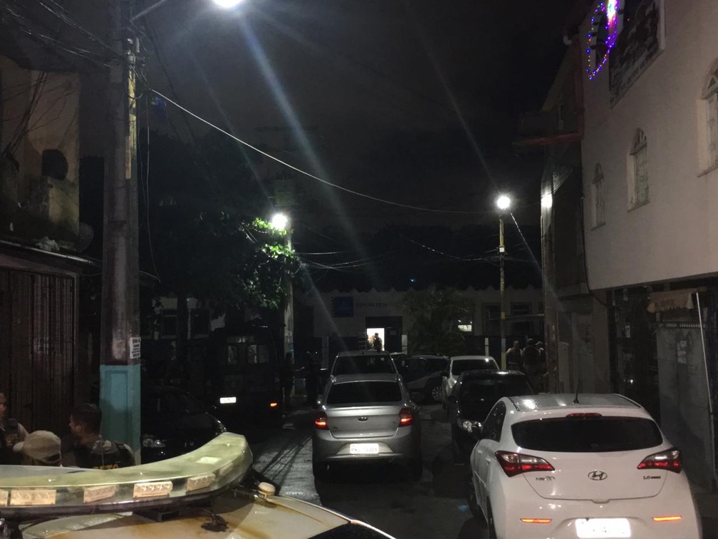 Homens invadiram posto de saúde após troca de tiros com PM na Santa Cruz, em Salvador — Foto: Alan Oliveira/ G1