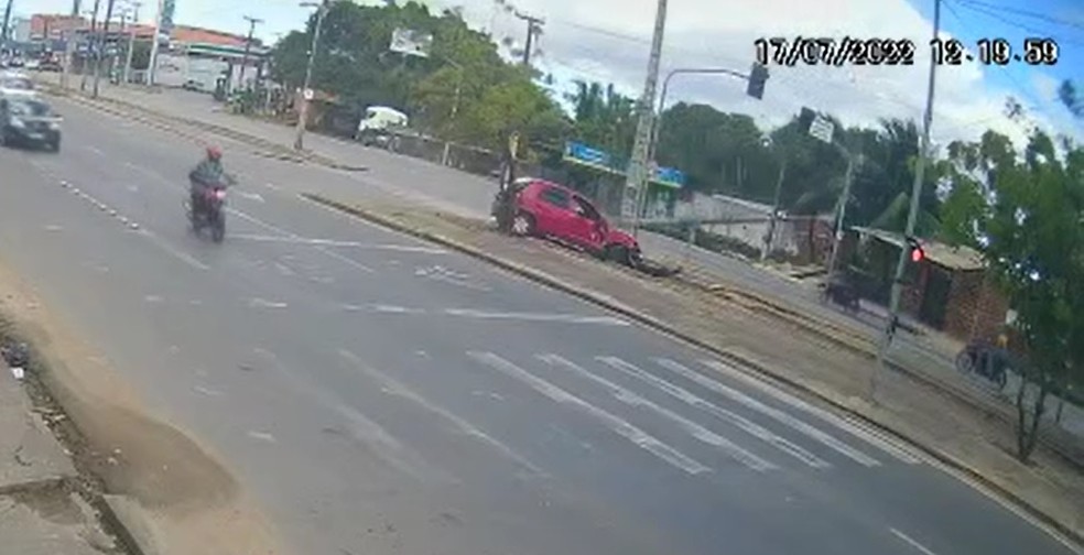 Poste cai e atinge dois motociclistas em avenida de Fortaleza — Foto: TV Verdes Mares/Reprodução