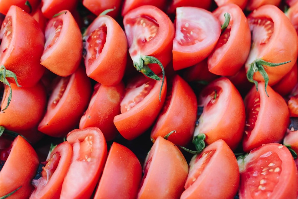 Pode comer tomate todo dia? Nutricionista diz que não há problema, mas o ideal é variar nos tipos de legumes e verduras que consumimos — Foto: Reprodução/Unsplash