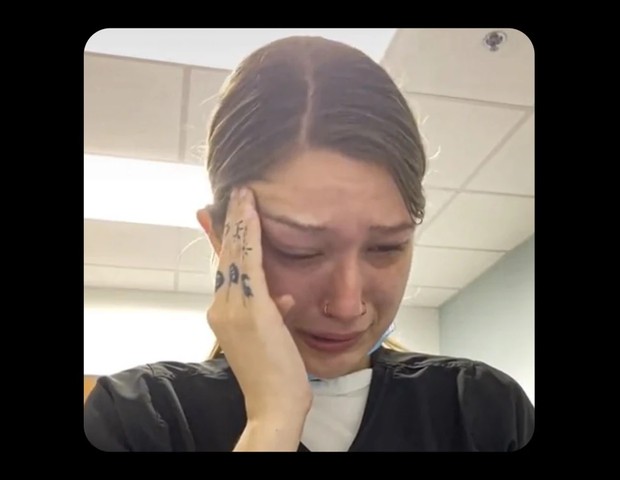 Mãe chora após voltar ao trabalho 12 dias após o parto (Foto: Reprodução Today Parents )