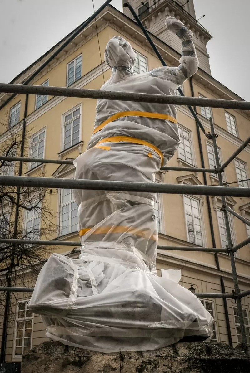Estátuas de deuses e deusas gregos em fontes na praça da cidade de Lviv foram protegidos (Foto: BBC)