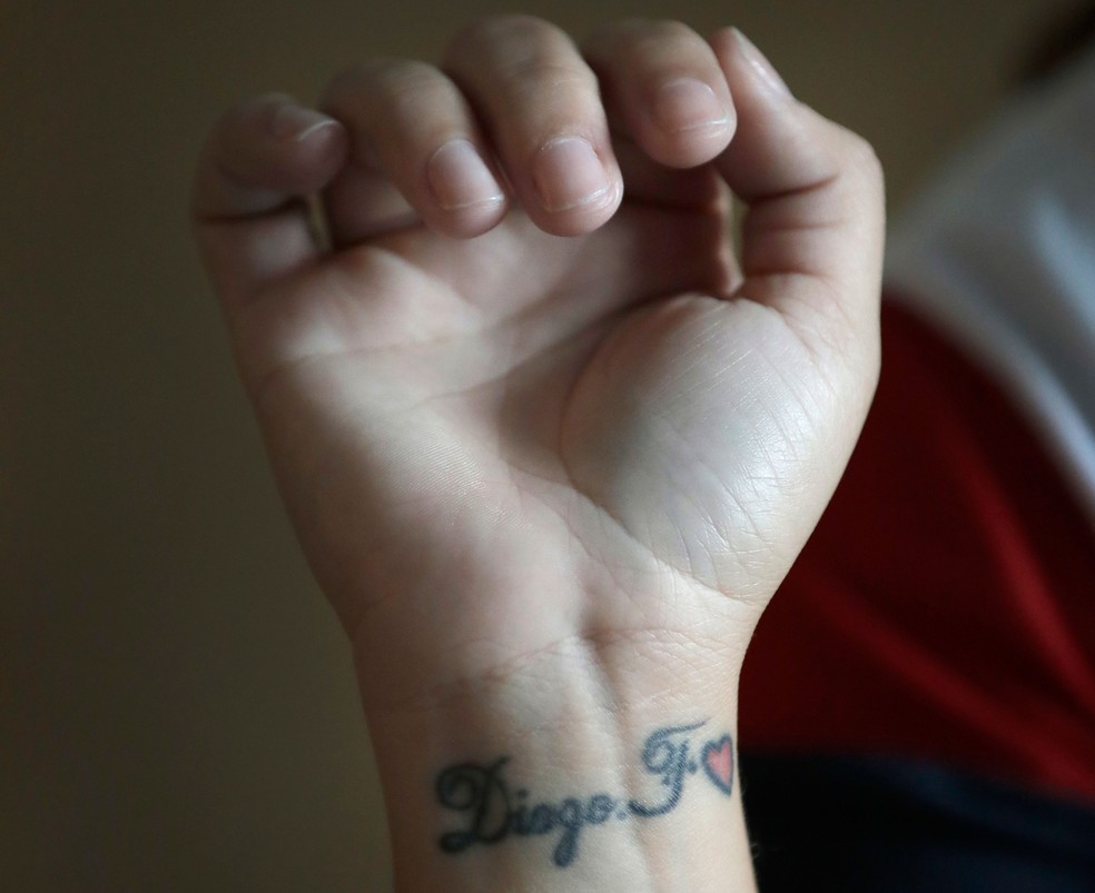 Lidia Karina Souza exibe tatuagem no pulso com o nome do filho Diogo, durante entrevista Ã  Associated Press, na quarta-feira (27) (Foto: AP Photo/Charles Rex Arbogast)
