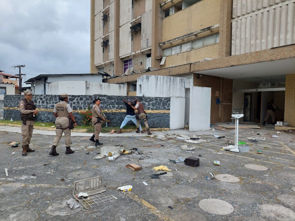 Trio é detido em flagrante enquanto furtava materiais de hospital atingido por incêndio em Salvador — Foto: Polícia Militar