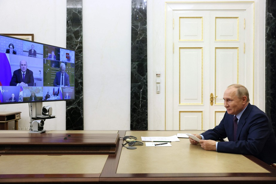 Presidente da Rússia, Vladimir Putin, conduz reunião por teleconferência em Moscou
