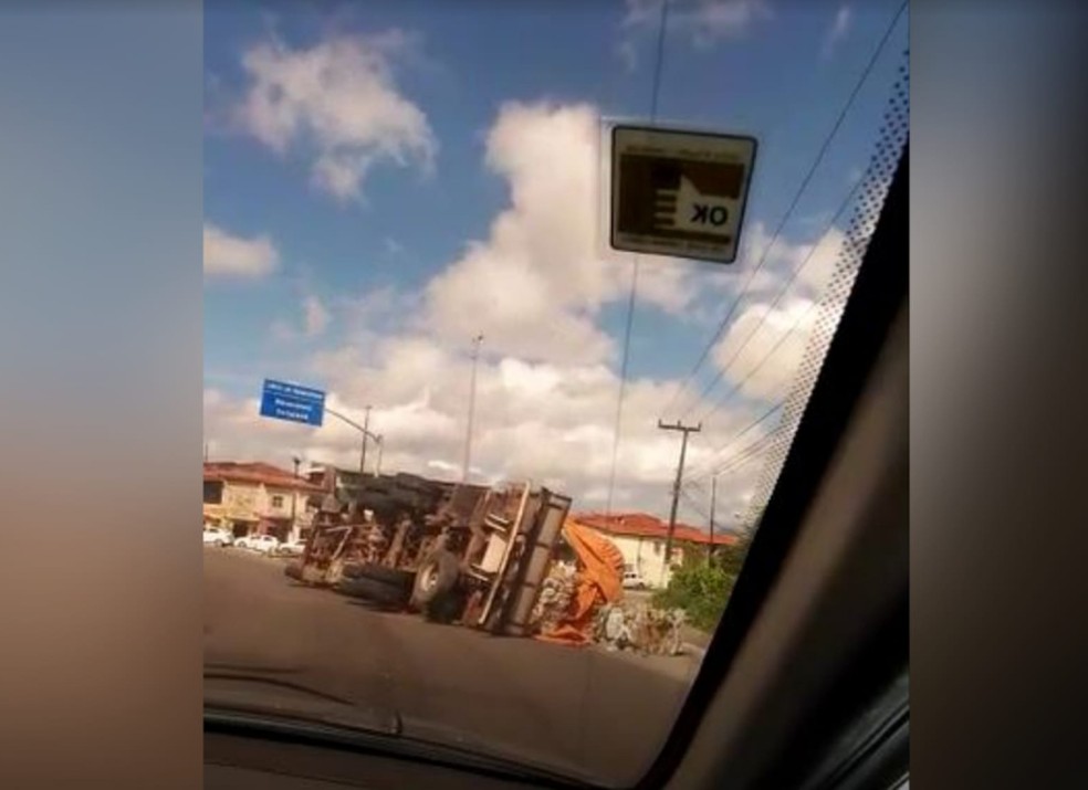 Carreta tombou enquanto fazia uma curva na rotatória do Conjunto Industrial em Maracanaú. — Foto: Reprodução