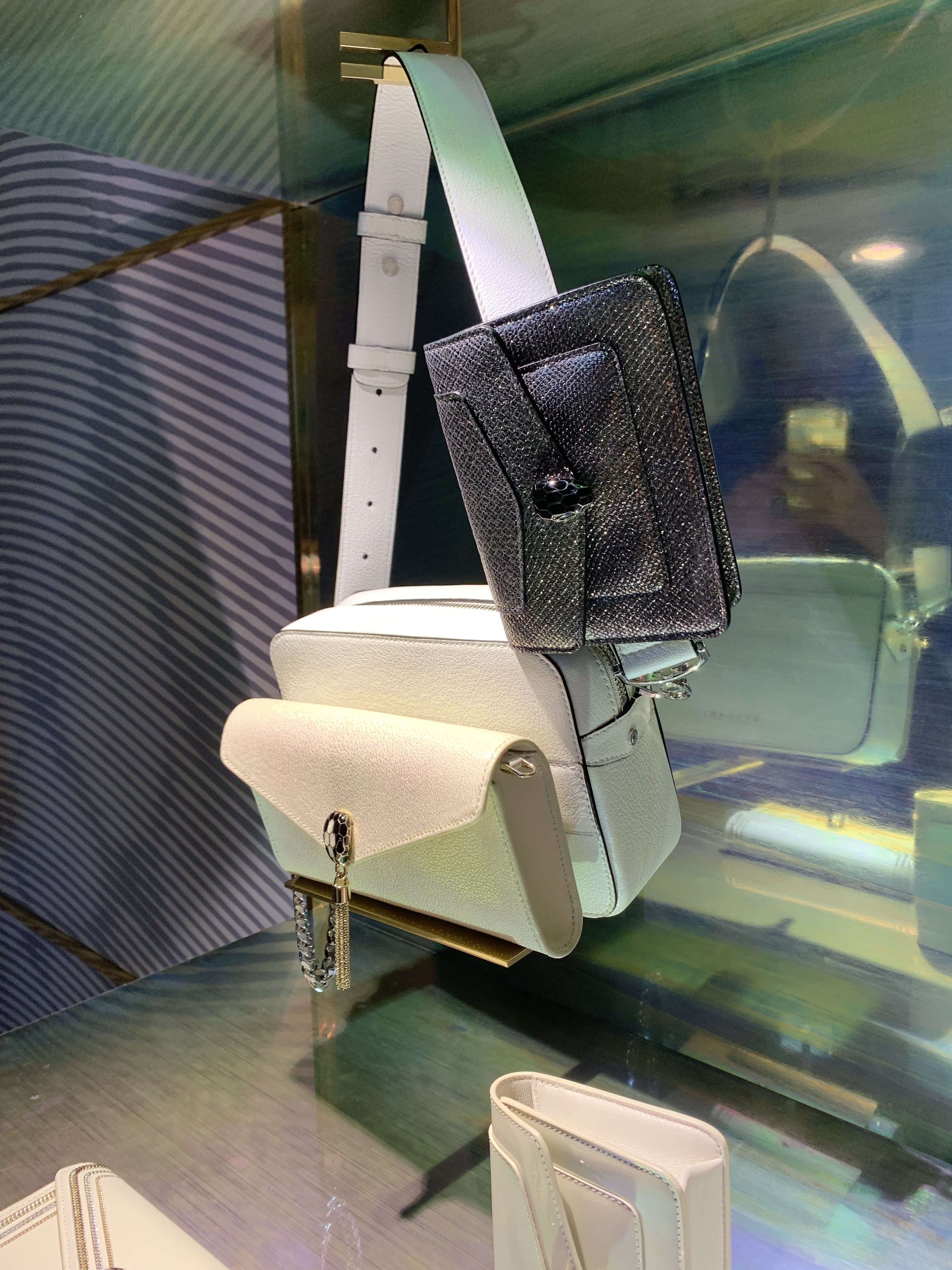 Modelo da bolsa Bulgari 7 Ways com mini clutch acoplada à alça e à parte frontal (Foto: Marie Claire)