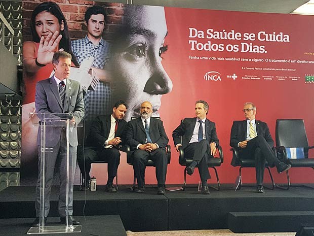 O ministro da Saúde, Arthur Chioro (à esquerda), durante apresentação de dados sobre consumo de cigarro no Brasil (Foto: Luciana Amaral/G1)