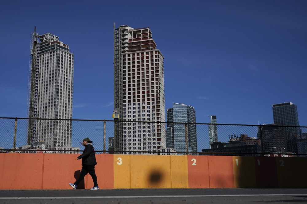 NEW YORK, NY - FEBRUARY 14: A pedestrian walks through the Long Island City neighborhood, February 14, 2019 in the Queens borough of New York City. Amazon said on Thursday that they are cancelling plans to build a corporate headquarters in Long Island Cit (Foto: Getty Images)