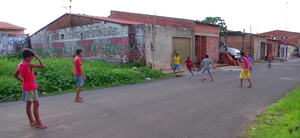 Crianças costumavam jogar bola em uma rua de Presidente Dutra (MA) — Foto: Reprodução/TV Mirante