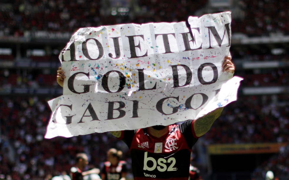 Gabigol comemorou o segundo gol da vitória com o cartaz da Ana Beatriz — Foto: REUTERS/Ueslei Marcelino