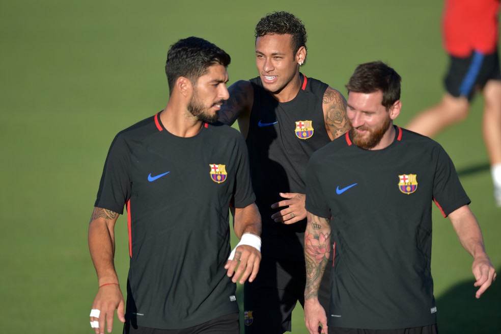 Neymar ao lado de Suárez e Messi, no Barcelona — Foto: Hector Retamal/AFP