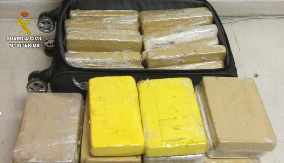 Mala e os 37 kg de cocaína apreendidas com militar da FAB preso na Espanha — Foto: Guarda Civil de Sevilla