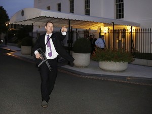   Agente do Serviço Secreto americano corre para evacuar Casa Branca após invasor entrar no local nesta sexta-feira (21) (Foto: Reuters/Larry Downing)