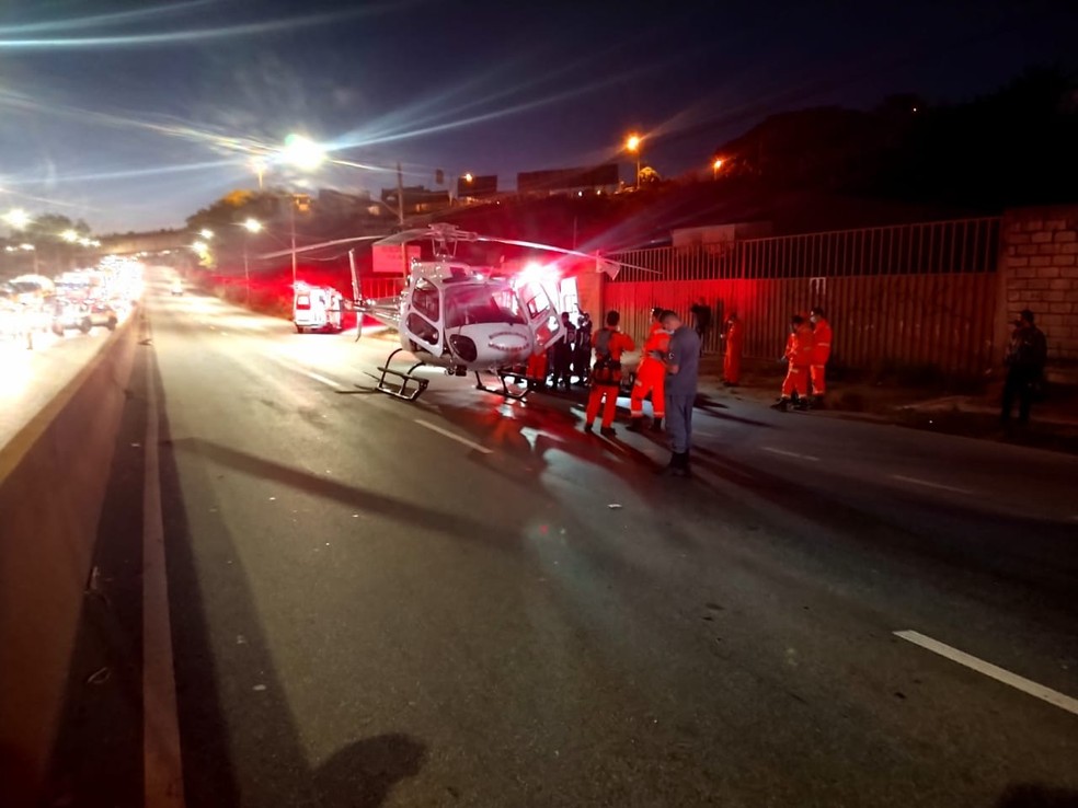 Motociclista foi resgatado de helicóptero. — Foto: TransCon/Divulgação