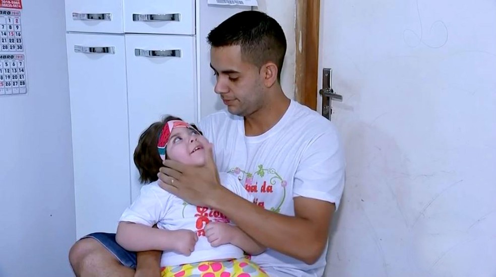 Alex Quintela Alves, pai da Lívia, que tem paralisia cerebral, admite que precisou adotar um "racionamento forçado" do suplemento — Foto: TV TEM/Reprodução