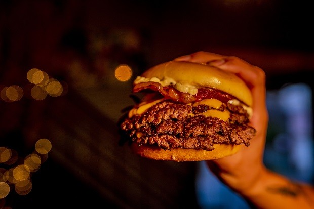 Além dos drinques, hambúrgueres se tornaram destaque no cardápio do Janela Bar (Foto: Divulgação)