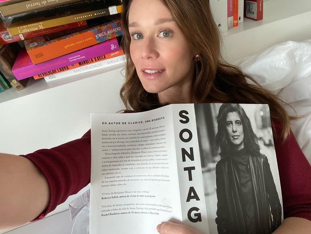 Mariana Ximenes indica Sontag, biografia sofre Susan Sontag, escrita por Benjamin Moser (Foto: Reprodução/Instagram)
