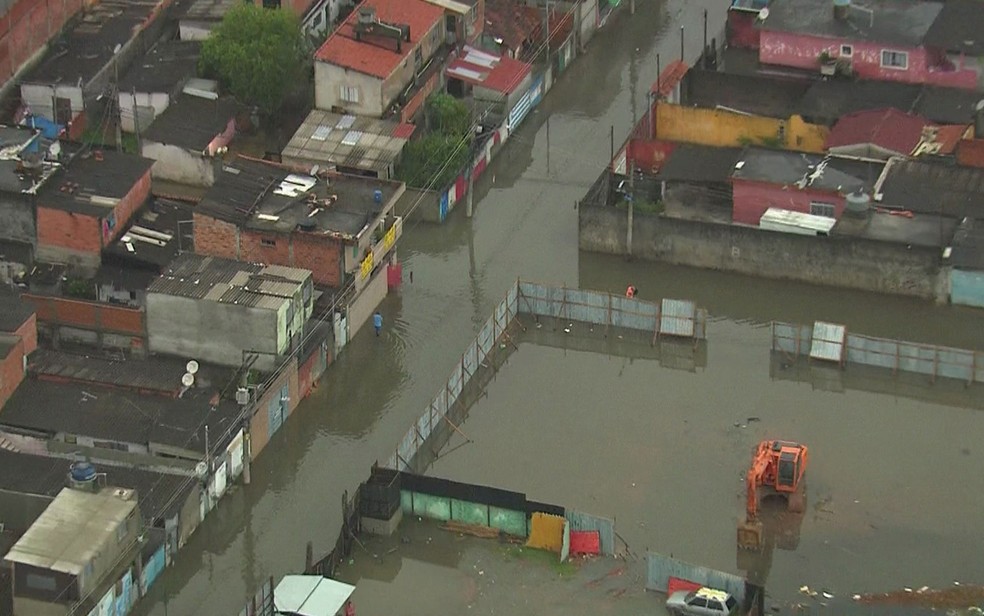 alaga zona leste - Um dia após chuva, moradores enfrentam alagamentos na Zona Leste de SP