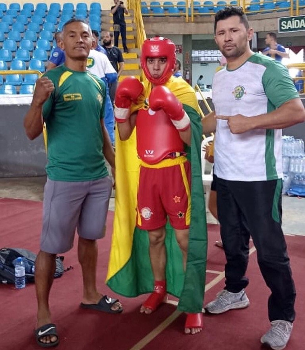 Davi Costa (C) ficou em 3º lugar na categoria juvenil até 56 kg no boxe chinês — Foto: Divulgação/FAKF