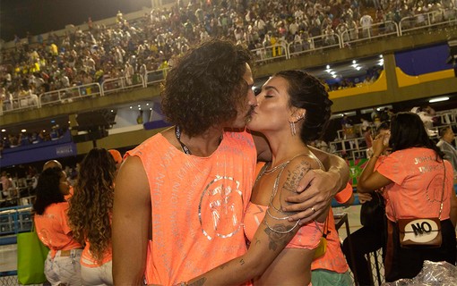 João Zoli e Gabi Prado trocam beijos na Sapucaí