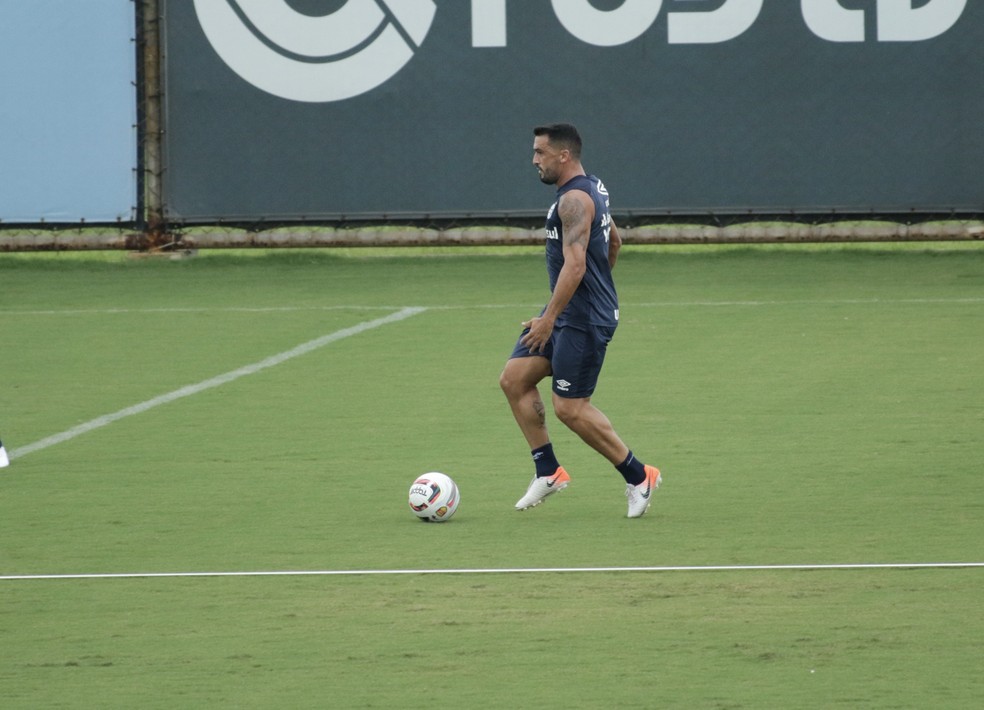 Edilson em treino do Grêmio — Foto: Eduardo Moura