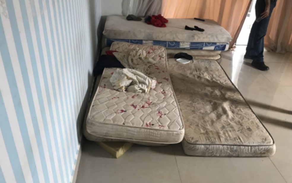 Colchões foram encontrados no chão pelos auditores do trabalho em Anápolis — Foto: Reprodução/TV Anhanguera