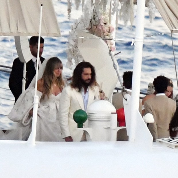** RIGHTS: ONLY UNITED STATES, BRAZIL, CANADA ** Capri, ITALY  - Heidi Klum and Tom Kaulitz enjoying their romantic second wedding with family and friends on a yacht in Capri.Pictured: Heidi Klum, Tom KaulitzBACKGRID USA 3 AUGUST 2019 BYLINE M (Foto: Cobra Team / BACKGRID)