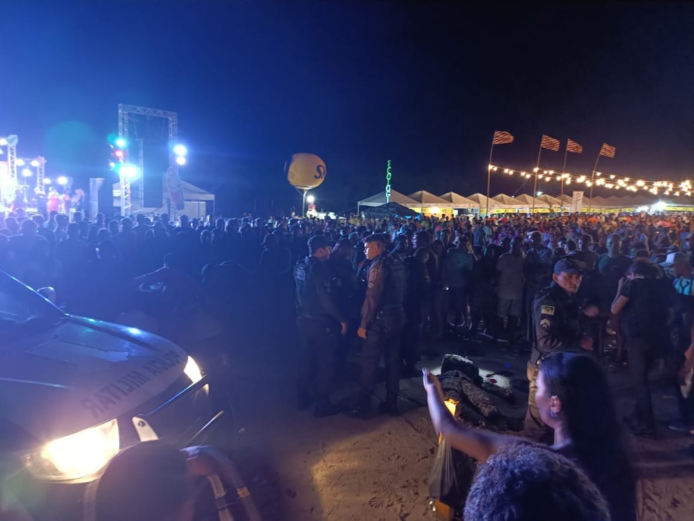 Multidão na festa em que seguranças morreram e outras duas pessoas ficaram feridas  — Foto: Blog Facho de Grossos/Cedida