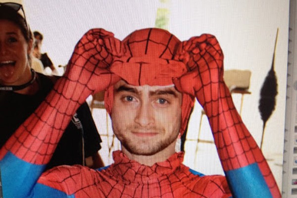 Daniel Radcliffe fantasiado de Homem-Aranha na Comic-Con (Foto: Reprodução)