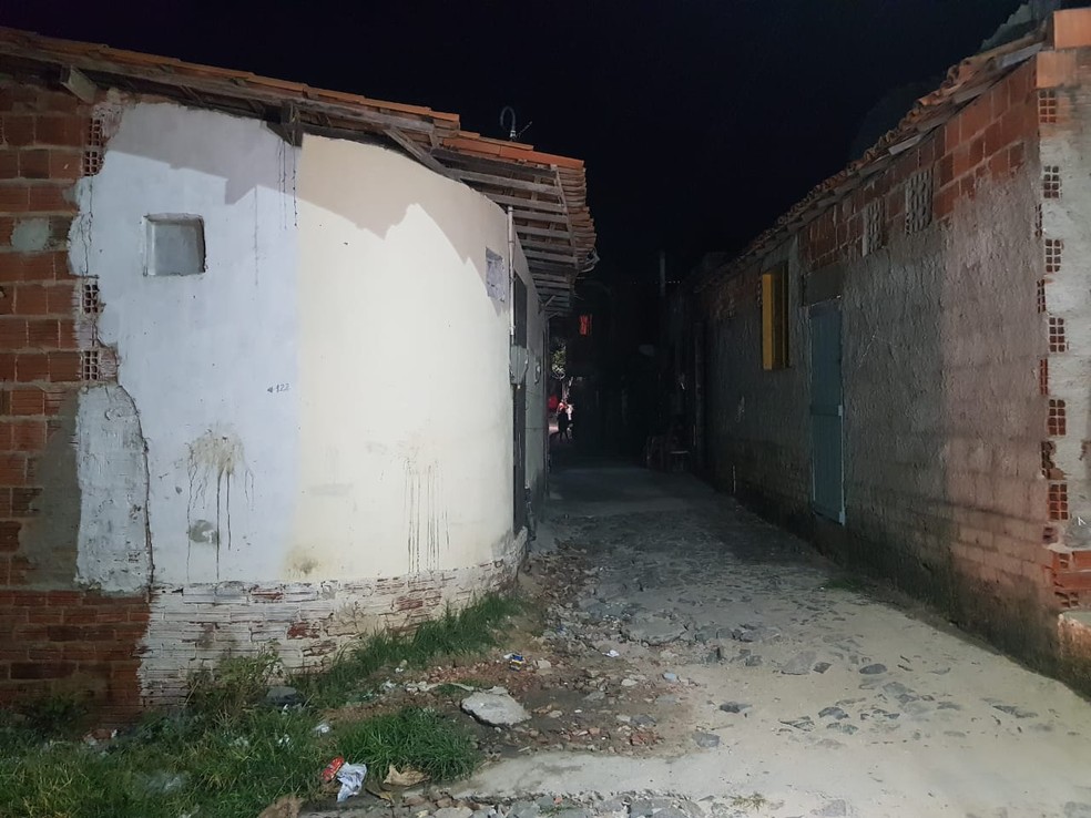 A vítima foi morta em uma residência no Bairro Vicente Pinzon, em Fortaleza, ao tentar fugir dos criminosos — Foto: Rafaela Duarte/SVM