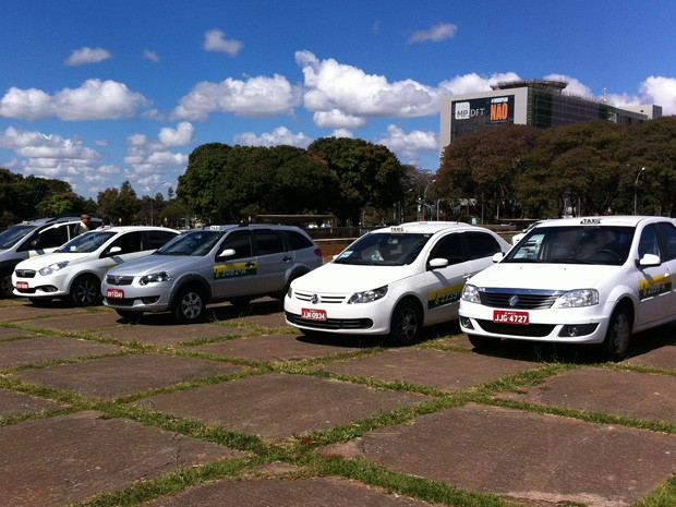 Taxistas estacionam em praça em frente ao Palácio do Buriti (Foto: Gabriel Luiz/G1) Taxistas estacionam em praça em frente ao Palácio do Buriti (Foto: Gabriel Luiz/G1)
