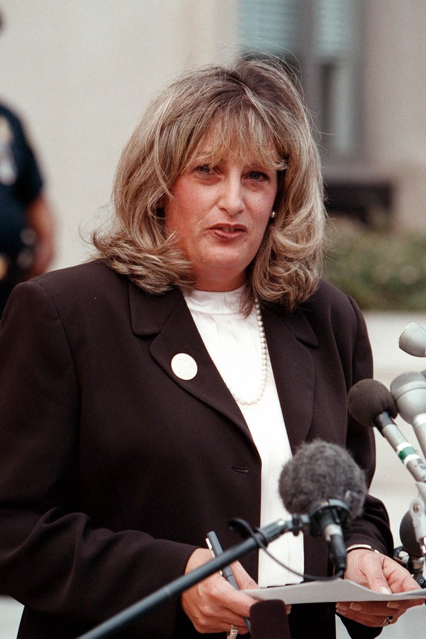 Linda Tripp talks to the press outside the Federal Courthouse July 29, 1998 in Washington, DC. After finishing her testimony before Kenneth Starr's grand jury, Linda Tripp, whose tape recordings of Monica Lewinsky led to an investigation of an alleged pre (Foto: Getty Images)