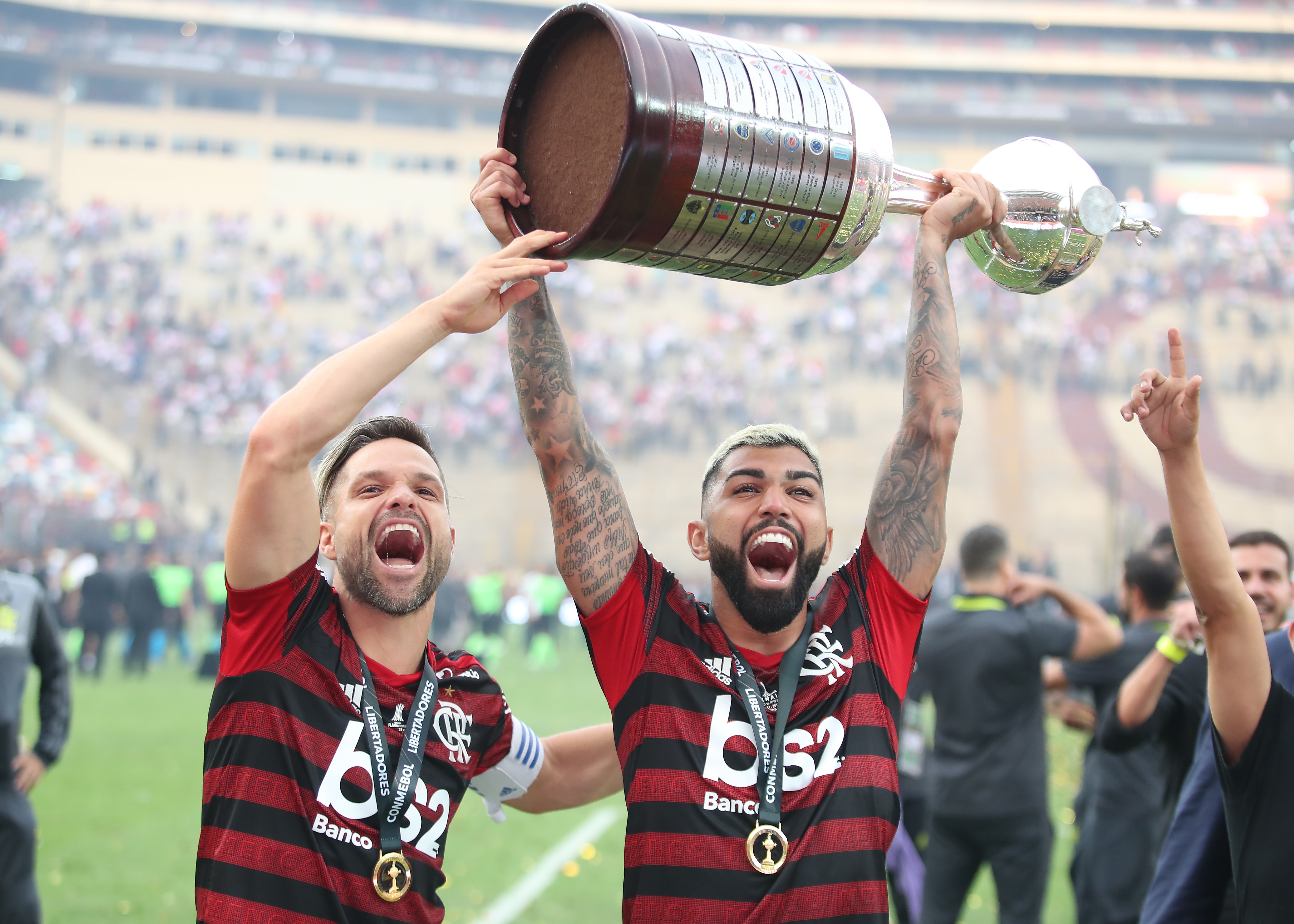 Diego e Gabi, do Flamengo, com a taça da Libertadores de 2019 (Foto: Getty Images)