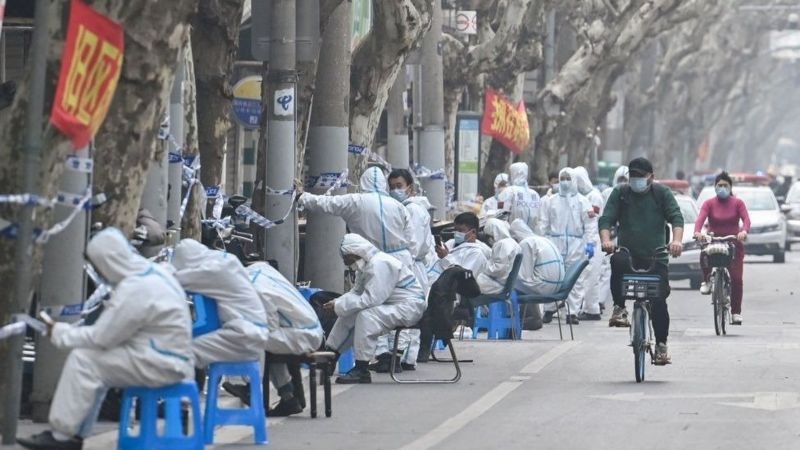 Mais de 10.000 profissionais de saúde, juntamente com 2.000 médicos militares, foram enviados a Xangai para realizar testes em massa e programas de vacinação (Foto: Getty Images via BBC News)