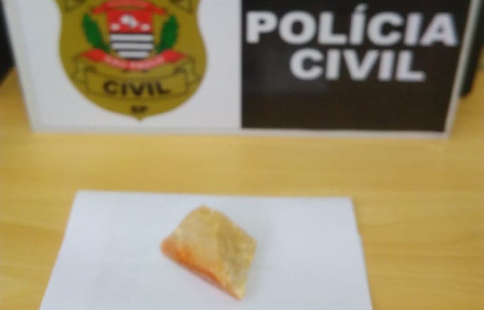 Pedra de crack estava dentro de um colchão infantil — Foto: Polícia Civil