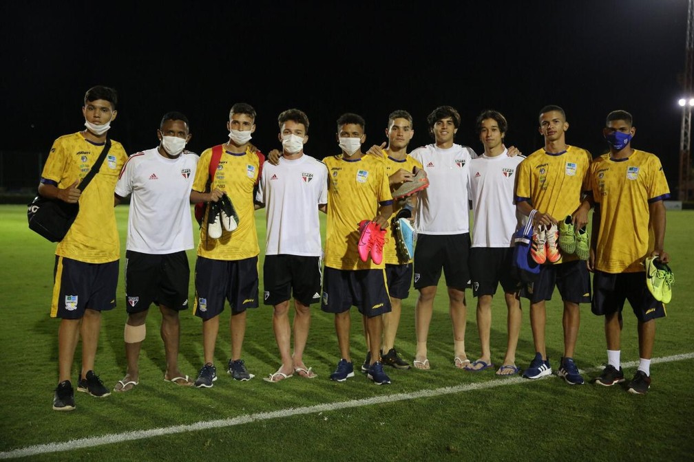 Jogadores do São Paulo doam chuteiras para time do Tocantins — Foto: Igor Amorim/saopaulofc.net