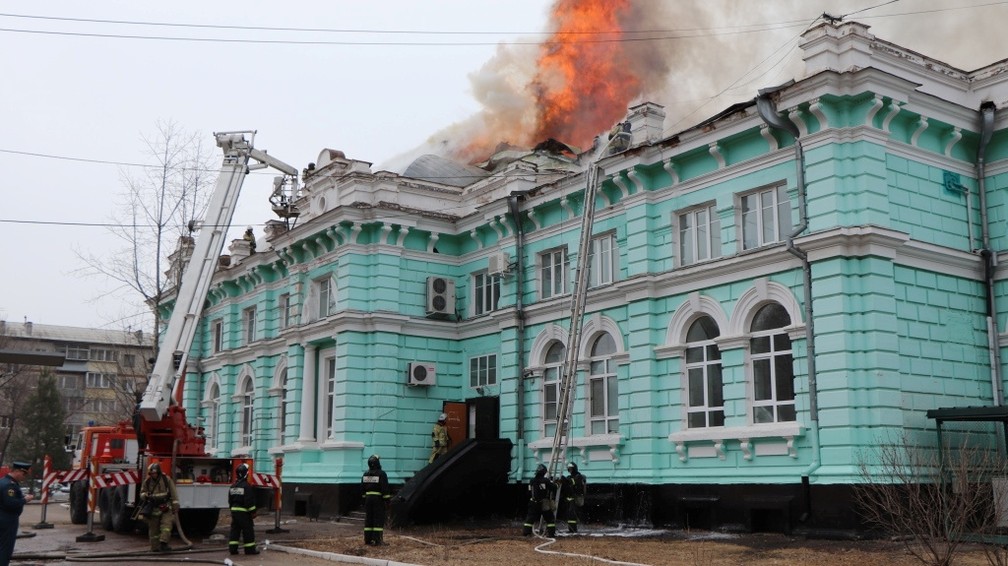 Hospital pega fogo na Rússia e cirurgiões continuam a trabalhar em 2 de abril de 2021 — Foto: Ministério de Emergências/Reuters