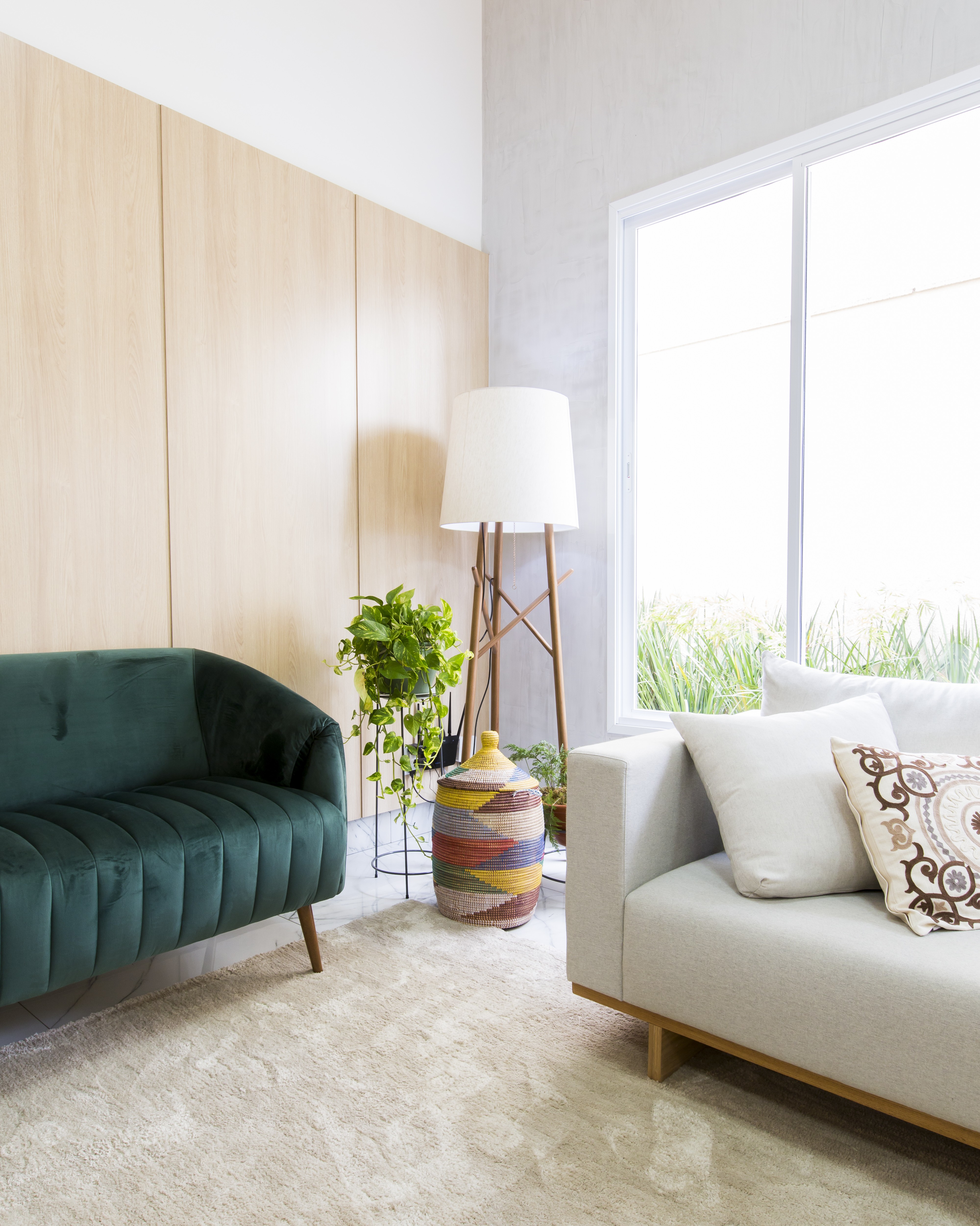 Décor do dia: sala de estar com estilo minimalista e sofá verde (Foto: Isabela Dutra)