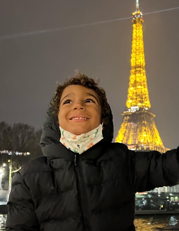 Brás, neto de Regina Casé, em Paris (Foto: Reprodução/Instagram)
