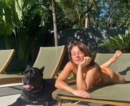 De biquíni, Paolla Oliveira curte dia de sol com cachorro de estimação
