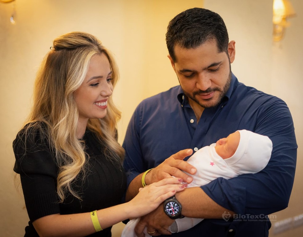 Camila e Adriano, de Rio Preto, com a pequena Pietra nos bra&ccedil;os, que nasceu em Kiev &mdash; Foto: Arquivo Pessoal