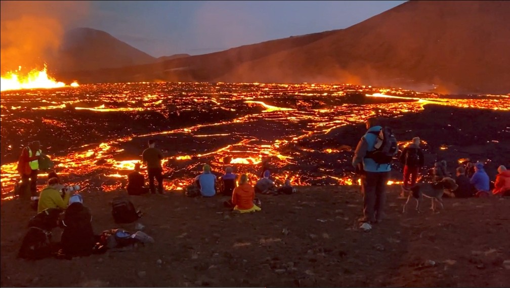 Pessoas assistem à erupção vulcânica do Fagradalsfjall, na Islândia — Foto: Instagram/@alberttourguideiceland via Reuters