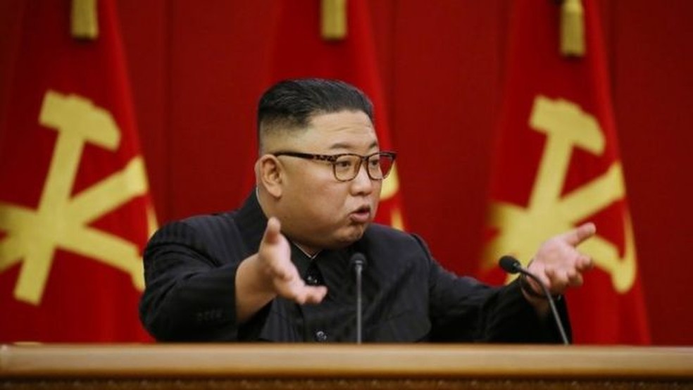 Foto de Kim Jong-un em 18 de junho; governo norte-coreano recusou qualquer tipo de vacina — Foto: EPA/KCNA/BBC