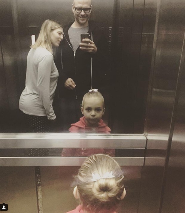 Sheila Mello e Xuxa de pijama no elevador: quiem nunca? (Foto: Reprodução/ Instagram)