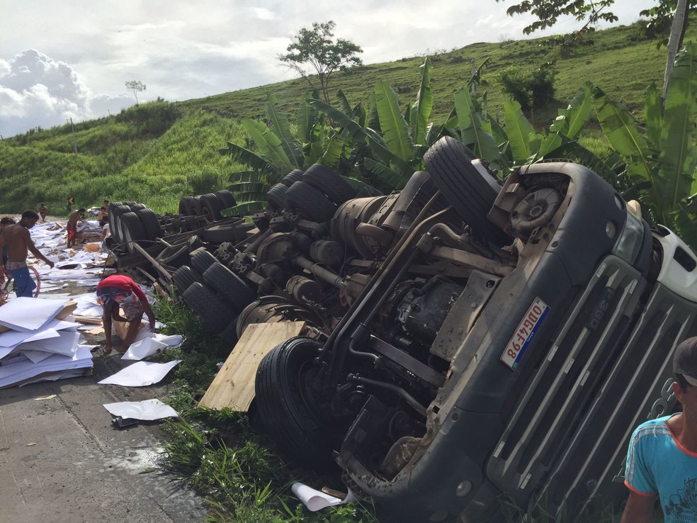 Carreta que transportava papéis tomba na BR-101 e deixa motorista do veículo ferido — Foto: Redes Sociais