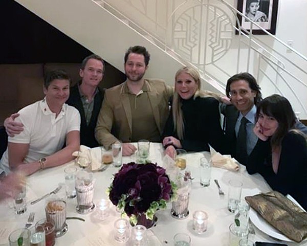 Neil Patrick Harris com o marido David Burka, Gwyneth Paltrow com Brad Falchuk, Dakota Johnson e Derek Blasberg (Foto: Instagram)