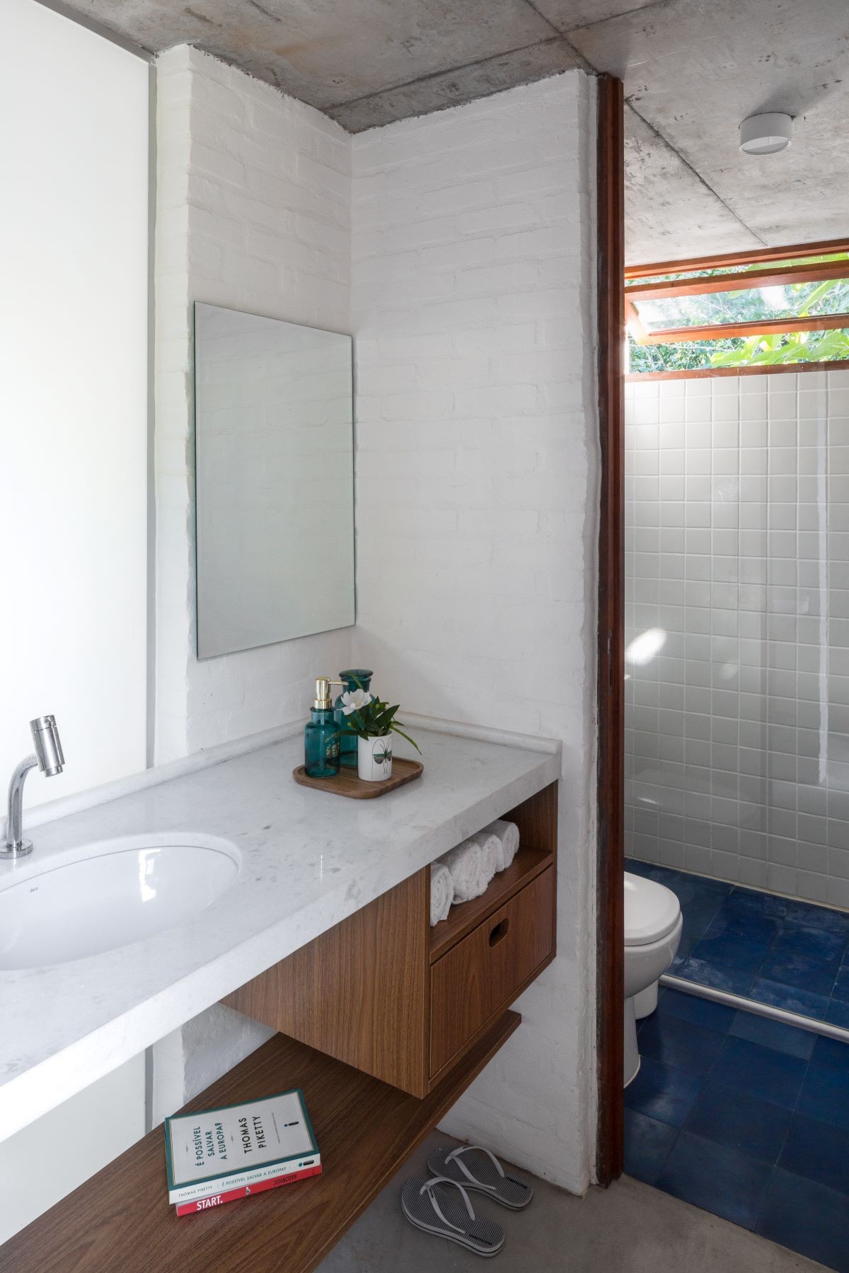 BANHEIRO | O banheiro de uso comum fica no andar superior da casa e serve de apoio para as visitar (Foto: Divulgação / André Scarpa)